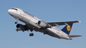 Lufthansa_Airbus_A320-211_D-AIQT_01