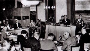 Primeira reunião do Grupo Bilderberg em 1954. O lugar da premiére e que deu nome ao encontro foi do Hotel de Bilderberg, em Oosterbeek, na Holanda. Durante os primeiros 20 anos, a “secreta conferência” foi dirigida pelo príncipe Bernhard, marido da então rainha Juliana.