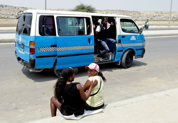 Os candongueiros são os populares veículos de transporte de passageiros em Angola. São na sua maioria carrinhas Toyota Hiace com lotação para 9 passageiros mas que normalmente levam muitas mais e nas ruas de Luanda são uma autêntica praga que aparecem por todos os lados, desrespeitando as regras e aumentando o caos do trânsito. A viagem custa 50 kwanzas (0.42 euros) pagos ao cobrador na porta lateral, com direito a música bem alta, 3 de setembro de 2012. PAULO NOVAIS/LUSA