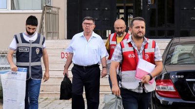 Hanim Busra Erdal, jornalista do Zaman, foi detido na cidade de Manisa