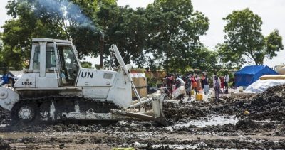 Abertura de vala para escoamento de águas estagnadas, perto de Juba - UN Photo/Isaac Billy