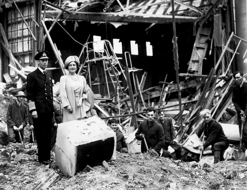 Rei George VI e Rainha Elizabeth no Palácio de Buckingham, destruído após bombardeio alemão